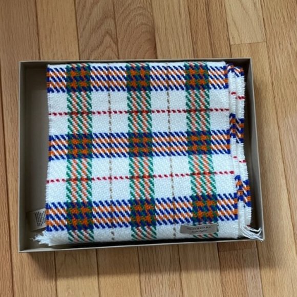BURBERRY Wool Scarf - Picture 3 of 6